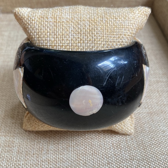 PONO Joan Goodman Italian Resin Bracelet W/ Mother Of Pearl Maltese Cross Inlay - Picture 2 of 8